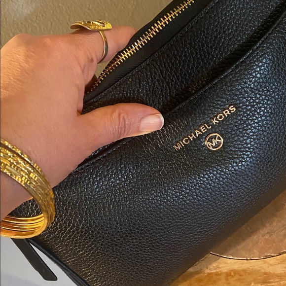 ♠️Michael Kors Womens Jet Set Charm M Top Zip Pochette Crossbody Pebbled Leather - Picture 14 of 17